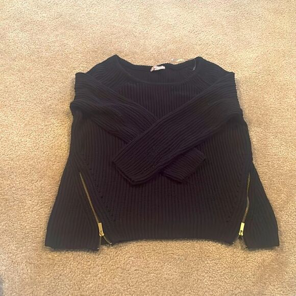 Cozy Elegance Ribbed Knit Sweater - Picture 1 of 2